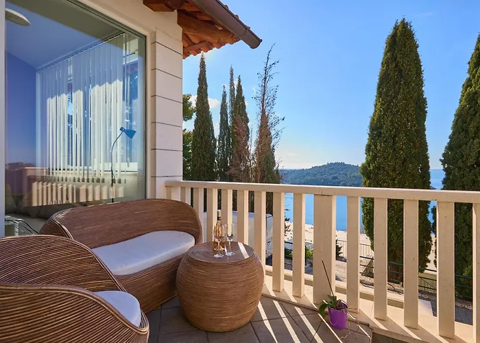 Purple Seaview Apartment